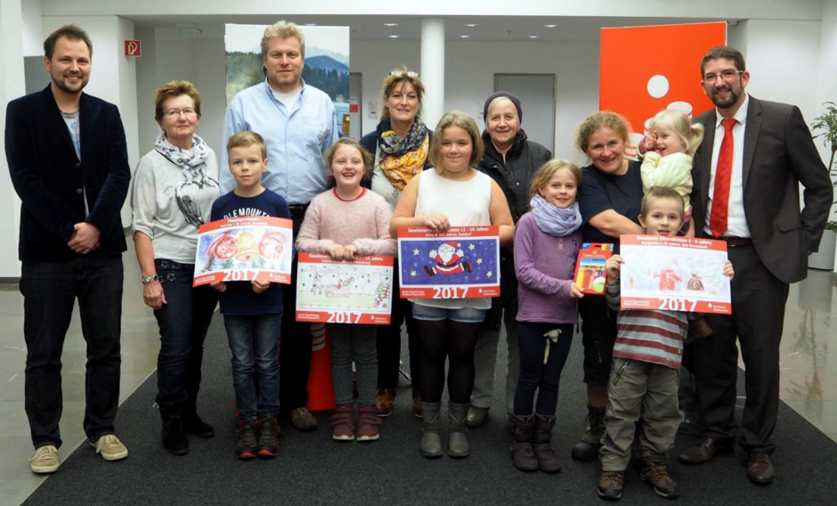Achtjähriger gestaltet Weihnachtskarte der Sparkasse – Gewinner des großen Malwettbewerbs gekürt