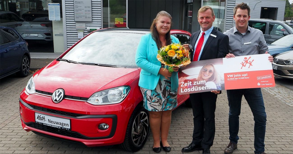 Gewinner schenkt der Tochter das Auto – Dreifach gut: das Los-Sparen der Sparkassen