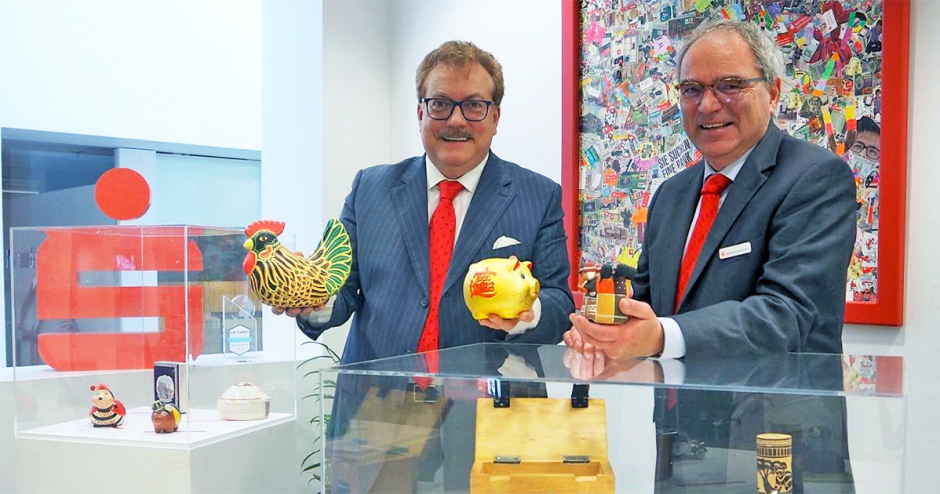 So spart die Welt – von Drachen, Wasserbüffeln, Marienkäfern & Co. / Ausstellung in der Sparkasse Südholstein