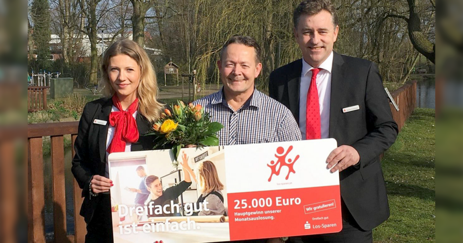 Hauptgewinner machte es spannend – Bad Bramstedter gewinnt 25.000 Euro beim Los-Sparen der Sparkassen