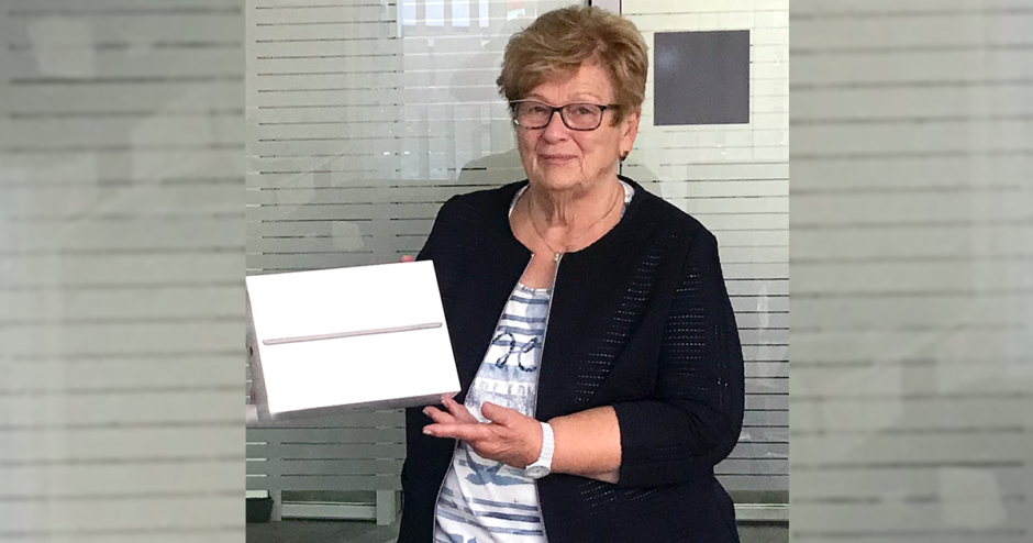 Anke Neumann freut sich über ein neues iPad – S-Cashback der Sparkasse lohnt sich nicht nur für den Geldbeutel
