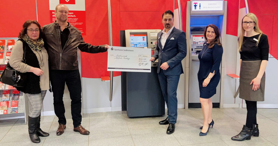Neuer Filialleiter bringt Glück – Kunden der Sparkasse Südholstein in Norderstedt-Glashütte gewinnen 1.000 Euro