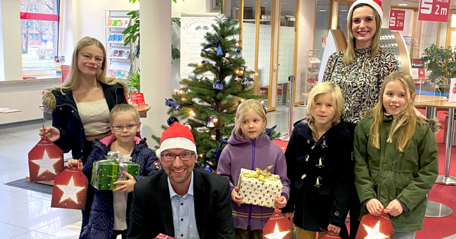 Die Weihnachtszeit ein wenig schöner gestalten – Filialen der Sparkasse Südholstein starten Weihnachtswunschaktion für Kinder