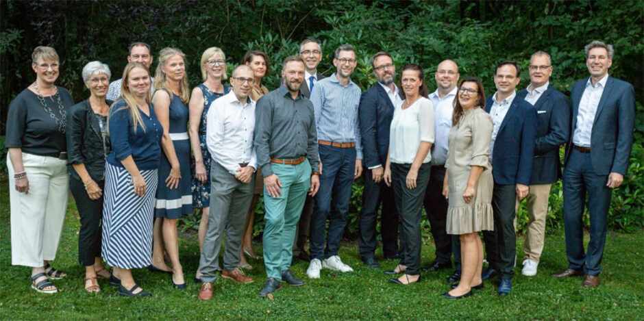 950 Jahre Sparkassenerfahrung 32 Mitarbeiterinnen und Mitarbeiter der Sparkasse Südholstein feiern in diesem Jahr ihr 25- oder sogar 40-jähriges Dienstjubiläum