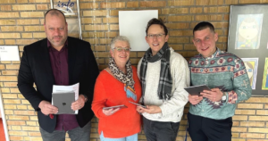 Beate Richter übergab die iPads an Schulleiter Marcus Tandecki (links), seinen Stellvertreter und Medienbeauftragten André Querbach (rechts) sowie Angelo Bras, Vorsitzender des Schulelternbeirats.