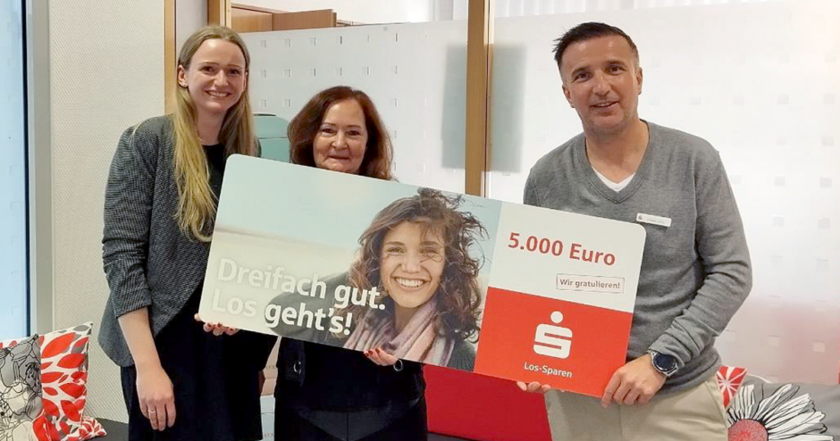Sparkassenkundin gewinnt 5.000 Euro – Dreifach gut: das Los-Sparen der Sparkassen
