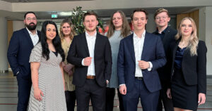 Diese Auszubildenden übernehmen die Sparkassenfiliale in Henstedt-Ulz-burg für zwei Wochen: Ali Ataseven (von links), Begüm Kaplan, Felicia Bürrig, Marten Fischer, Helene Fahrenkrog, Lennard Pfingsten, Patrick Krafft und Leandra Rohlf.