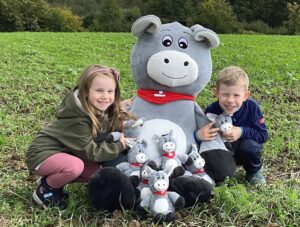 Für Malina (3) und Louis (5) steht fest: Am 30.10. geht´s zur Sparkasse Südholstein. Alle Kinder erhalten als Belohnung fürs fleißige Sparen einen kleinen Plüsch-Esel.