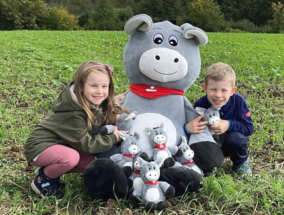 Am 30. Oktober ist wieder Weltspartag bei der Sparkasse Südholstein – Charity-Aktion: Für jede Einzahlung geht 1 Euro an den Kinderschutzbund