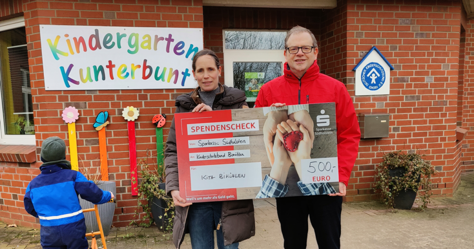 Sparkasse Südholstein unterstützt Kinderschutzbund OV Bimöhlen – 500 € Spende im Rahmen des Weltspartages 2024 fördern Kinderprojekte