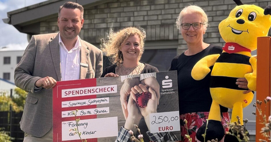 Sparkasse Südholstein unterstützt Kita „Bunte Bande“ mit Spende und Biene „Lina“