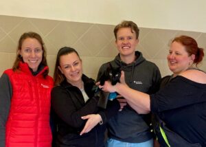 Sie haben tatkräftig unterstützt: Sophie Wagner, Anja Lederer und Philipp Duggen von der Sparkasse, Frauke Riehl vom Tierschutzverein Neumünster und Kater Salem.