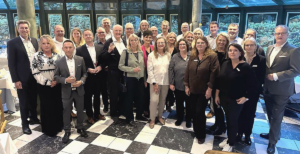 Martin Deertz, stellvertretender Vorstandsvorsitzender der Sparkasse Südholstein (links), und Personalleiter Jörn Magarin (rechts) dankten den Jubilarinnen und Jubilaren im Rahmen eines festlichen Abendessens für ihre Treue.