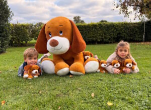 Für Leon (3) und Emilia (5) steht fest: Am 30.10. geht´s zur Sparkasse Südholstein. Kinder erhalten als Belohnung fürs fleißige Sparen die kleine Plüsch-Hündin „Malou“.
