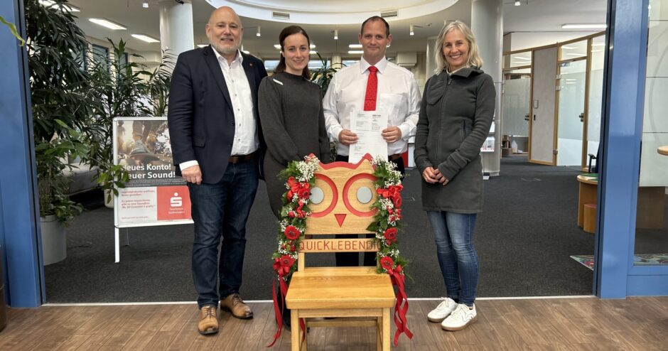 Ein neuer Treffpunkt im Herzen von Quickborn – der „Eulenstuhl“ der Sparkasse Südholstein