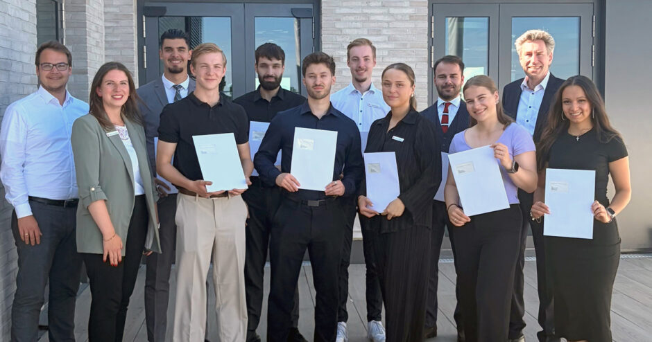 Sparkasse Südholstein gratuliert erfolgreichen Nachwuchskräften – Elf Auszubildende und ein dualer Student bestehen ihre Prüfungen