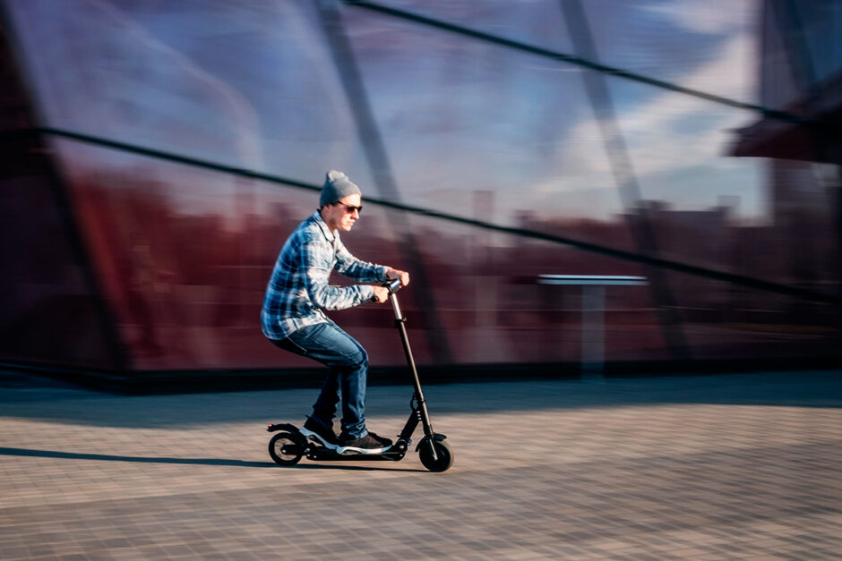 Mit dem E-Scooter durch die Stadt flitzen